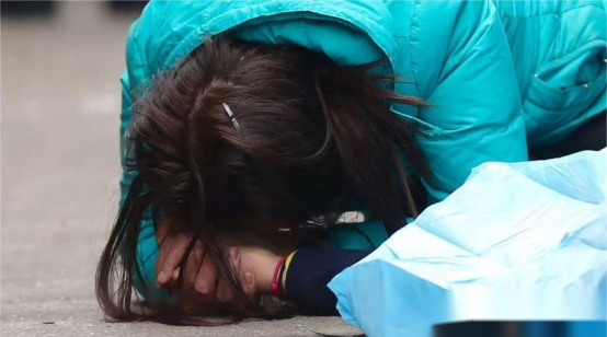 芝麻配资 拆迁款到账当天她让赘婿净身出户 三年后女儿病床前她跪求复合