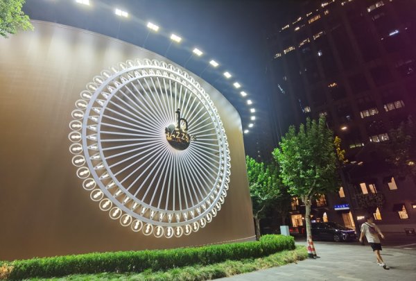 蓝乔配资 上海国际光影节点亮夜经济，市集摊位一分钟卖出一杯奶茶，还有商圈创客流新高